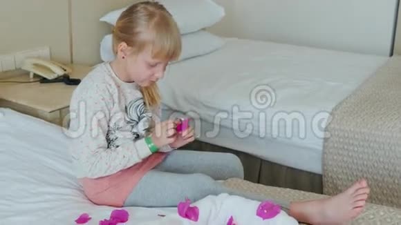 孩子佩服毛巾的心脏来自酒店的惊喜视频的预览图