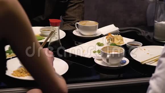 餐馆里的人用木棍吃寿司一只有纹身的女性手动作缓慢视频的预览图