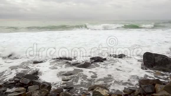 海浪风暴向相机缓慢移动视频的预览图
