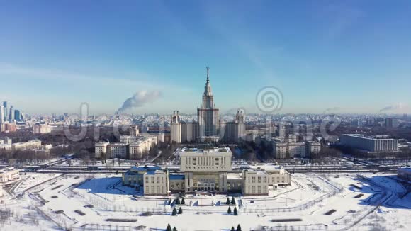 俄罗斯莫斯科罗蒙诺索夫国立大学MGU斯派洛山MSU的空中景观莫斯科全景视频的预览图