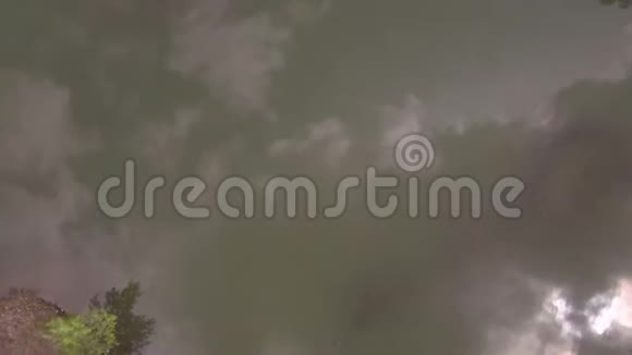 低飞过湖面倒影云在碧绿的水面4K视频的预览图