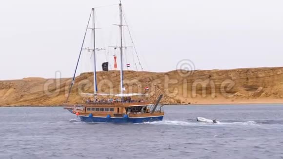 美丽的旅游游艇帆在风暴海的背景岩石埃及视频的预览图