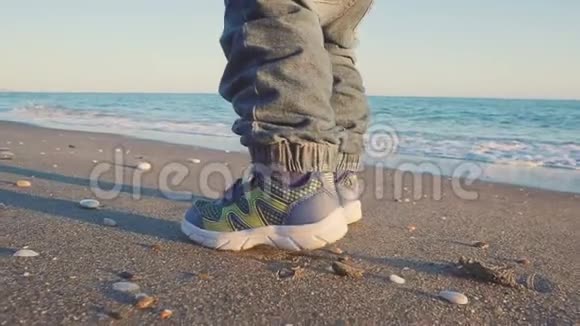 宝宝的生活方式在靠近大海的海滩上特写运动鞋视频的预览图