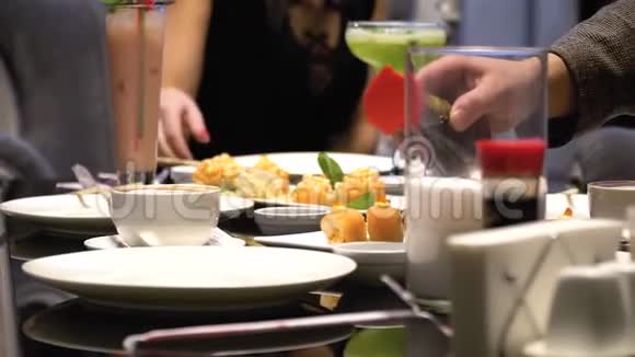吃寿司和倒酱油的人的手视频的预览图