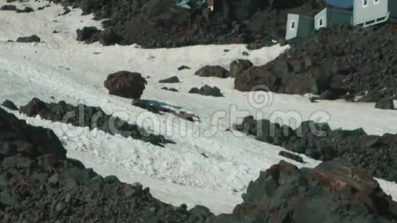 落基山山坡积雪的空游游径视频的预览图