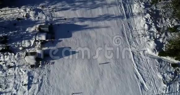 在雪山滑雪场滑雪的人的美丽空中拍摄视频的预览图