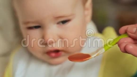母亲喂养她任性的孩子这孩子拒绝吃番茄酱面的特写视频的预览图