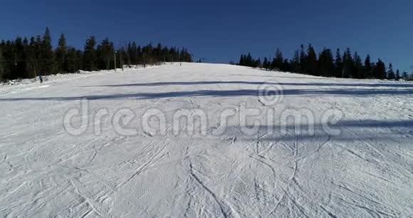 在雪山滑雪场滑雪的人的美丽空中拍摄视频的预览图
