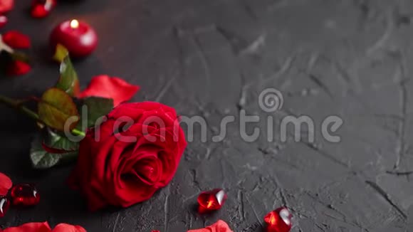 红玫瑰花瓣蜡烛约会配饰盒装礼物心亮片视频的预览图