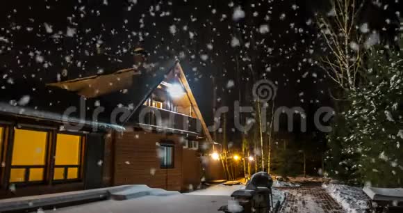 雪夜在山上冬天的房子视频的预览图