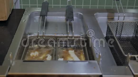 厨师用深油炸锅炸食物视频的预览图