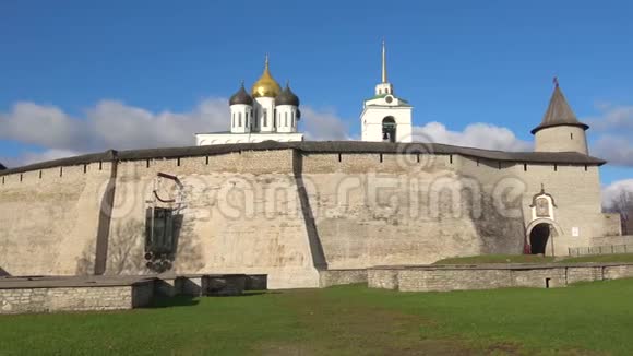 十月阳光明媚的日子里普斯科夫克里姆林宫的城墙一览无余俄罗斯普斯科夫视频的预览图