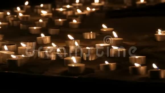 大量白色的小圆蜡烛在沙子里燃烧蜡烛燃烧的背景视频的预览图