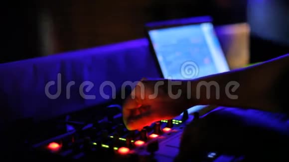 夜总会的DJ控制台视频的预览图