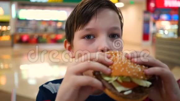 男孩在附近吃汉堡视频的预览图