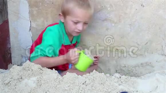 男孩玩沙子视频的预览图