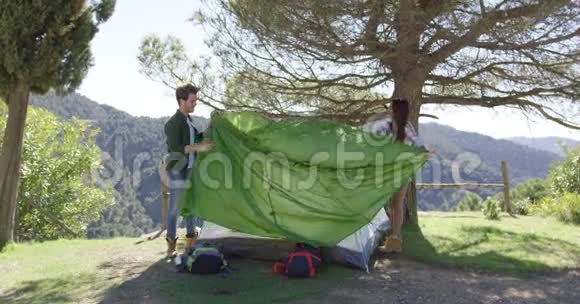 两个旅行者搭起帐篷视频的预览图