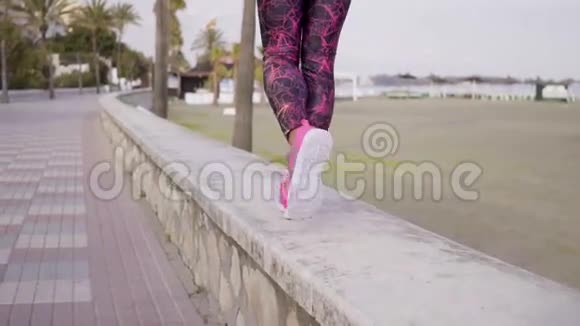 穿时髦紧身衣的女人的腿视频的预览图