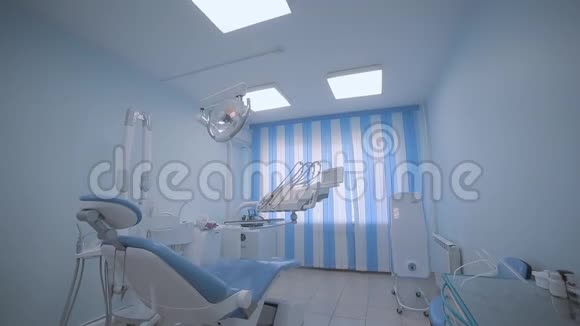牙科诊所室内设计带椅子和工具视频的预览图