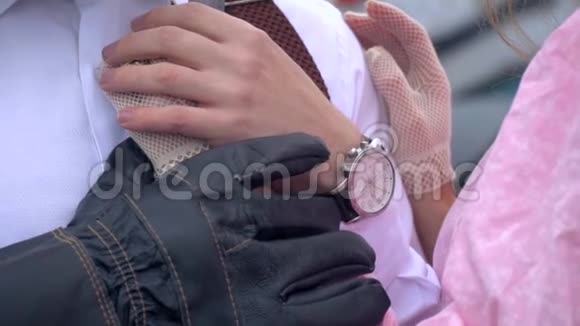 一个戴着手套手上拿着钟的男人把戴着花边手套的女性手按在胸前视频的预览图