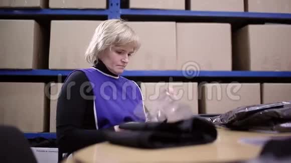 一个女人手里拿着一件缝制的产品视频的预览图