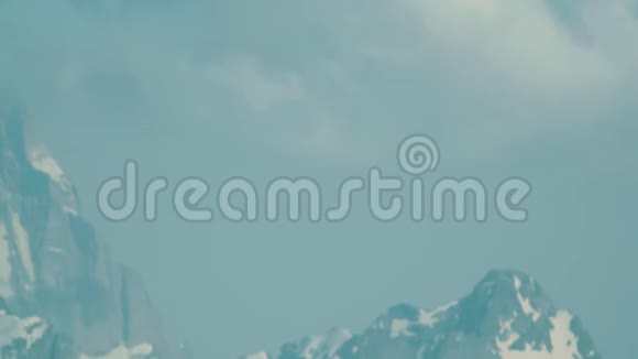 橙色金属鼓旅游庇护所的山峰风景如画视频的预览图