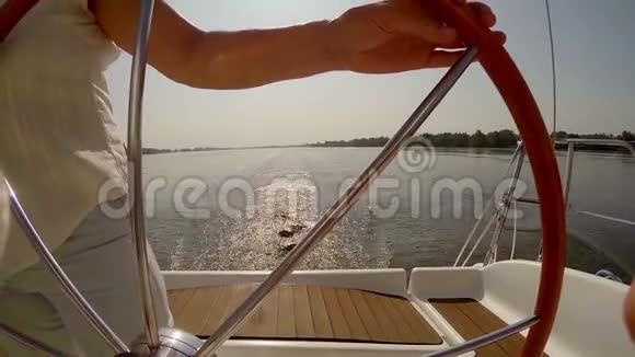 日落时分从帆船上醒来女子驾驶着帆船视频的预览图