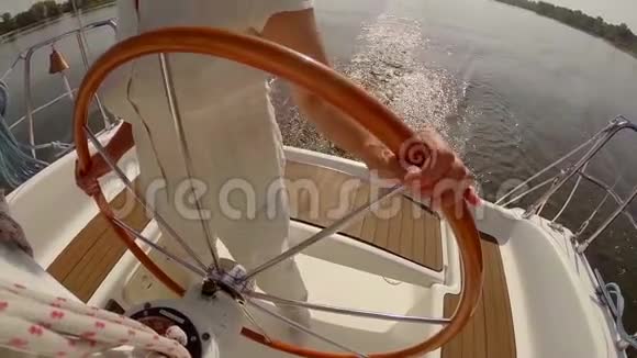 特写女人拿着方向盘在游艇上暑假假期视频的预览图