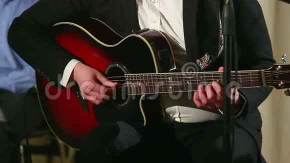 吉他音乐会弹吉他手古典红色乐器现场视频的预览图
