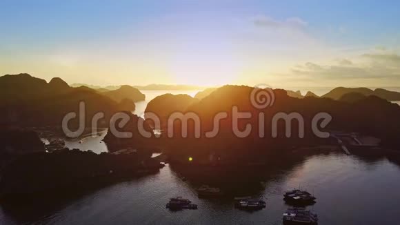 日落山后的海湾水上太阳视频的预览图