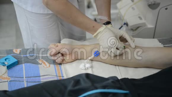 护士准备病人手臂进行透析视频的预览图