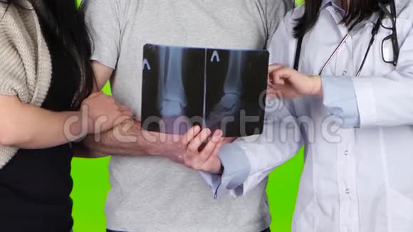 女医生给病人看了他脚的X光照片视频的预览图