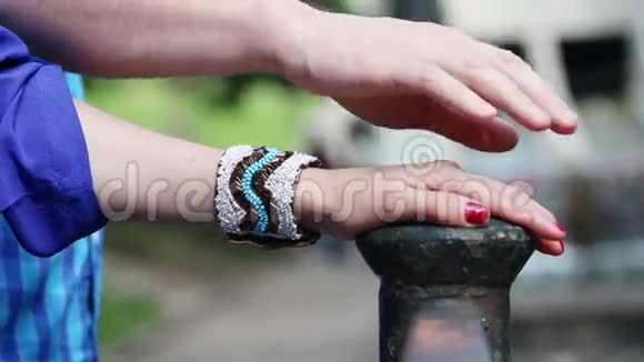 男人的手盖住女人的手视频的预览图