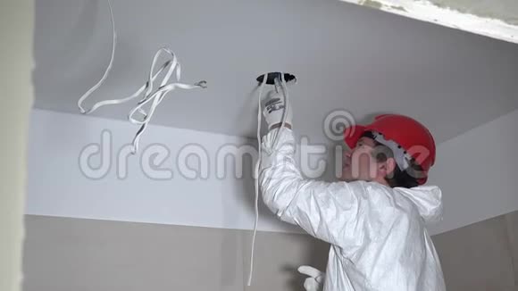 熟练的男工制作石膏板吊顶安装灯具视频的预览图