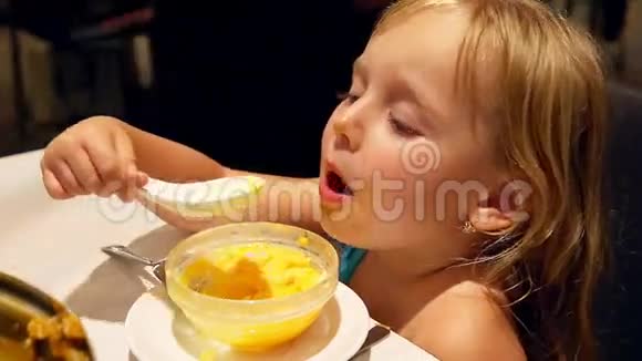 小女孩用勺子吃甜点视频的预览图