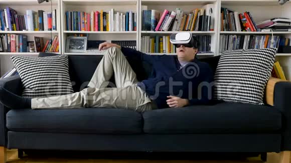穿着vr护目镜躺在沙发上的人视频的预览图