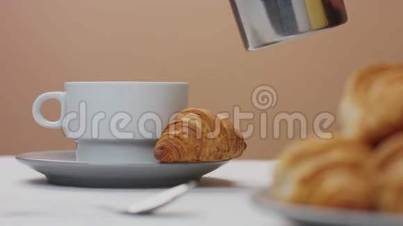 早上早餐桌上有白色杯子视频的预览图