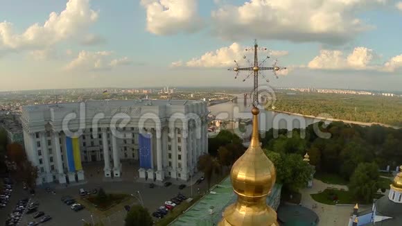 基辅的空中景色教堂十字架和乌克兰议会视频的预览图