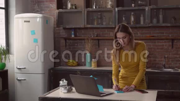 女性在公寓工作视频的预览图