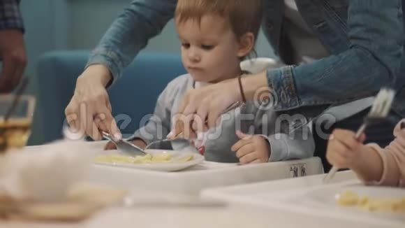 孩子们和父母在咖啡馆吃饭视频的预览图
