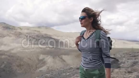 女游客去山区旅游旅行者的肖像女徒步旅行者带背包山里视频的预览图