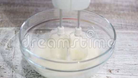 女厨师用糖在碗里打蛋清视频的预览图