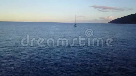 夏威夷瓦胡岛上的马库阿海滩上的帆船和海豚无人驾驶飞机直接降落在礁石上视频的预览图