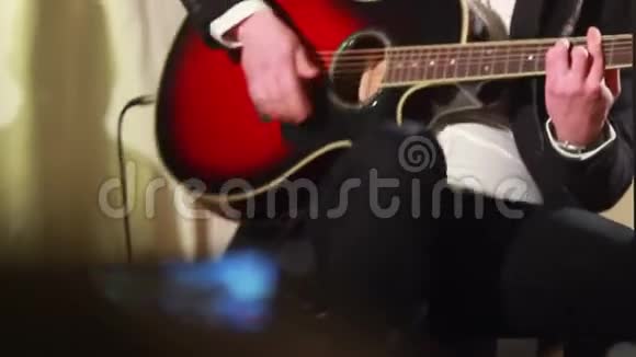 吉他手吉他手演奏音乐会现场视频的预览图