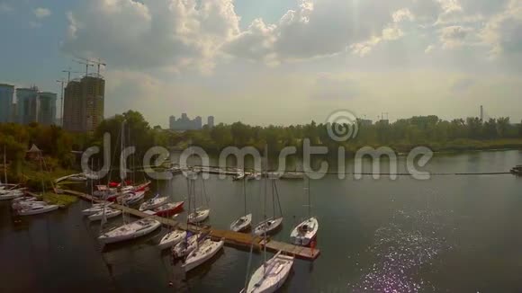 城市河流小码头的壮丽全景空中拍摄视频的预览图