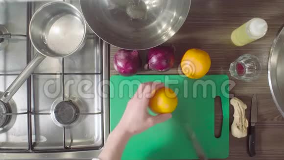 厨师在砧板上切橘子视频的预览图