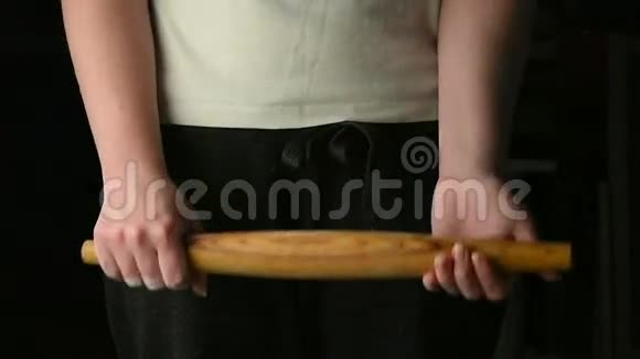 女性手拿木棍视频的预览图
