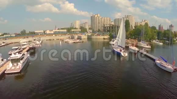 游艇在小城市港口转弯游艇帆船运动视频的预览图