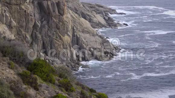 海浪撞击霍特湾附近的岩石视频的预览图