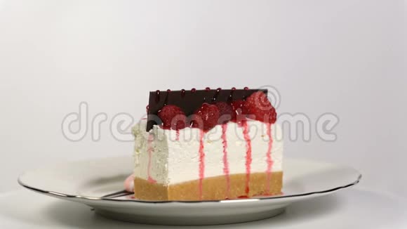 芝士蛋糕在白色背景的转盘上旋转视频的预览图